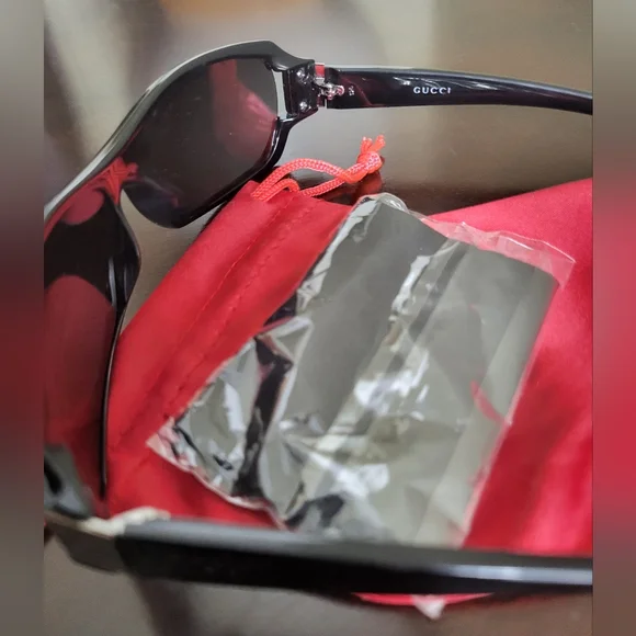 Gucci Sunglasses, Black Frame - Picture 6 of 8